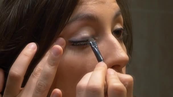 Mujer aplicando maquillaje — Vídeo de stock