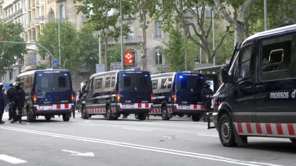 Policía vigilando las calles de Barcelona — Vídeo de stock