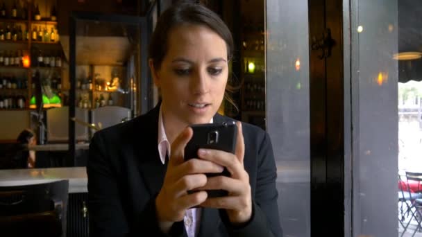 Business Woman χρησιμοποιώντας το κινητό τηλέφωνο — Αρχείο Βίντεο