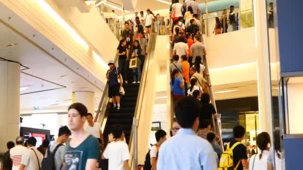 Эскалаторы в торговом центре с людьми — стоковое видео