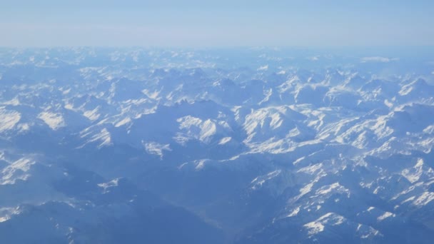 Gündoğumu sırasında karlı dağlar — Stok video