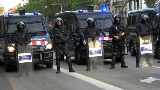 Policía vigilando las calles de Barcelona — Vídeos de Stock