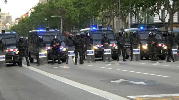 Polícia observando as ruas de Barcelona — Vídeo de Stock