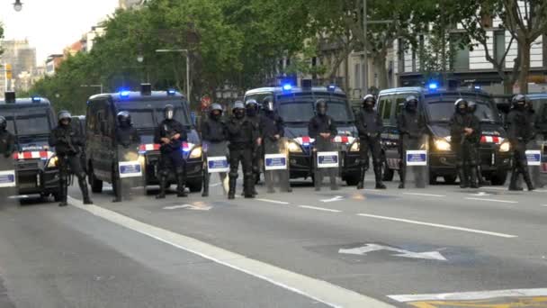 Policja oglądania na ulicach Barcelony — Wideo stockowe