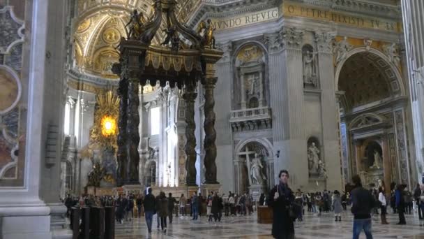 Wnętrze katedry Świętego Piotra — Wideo stockowe
