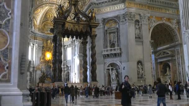 Interieur van de Sint-Pietersbasiliek — Stockvideo