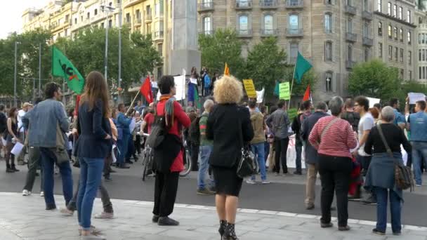 Polizei beobachtet die Straßen von Barcelona — Stockvideo