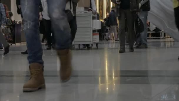 Commuters çalışmak için yürüyüş bacaklar — Stok video