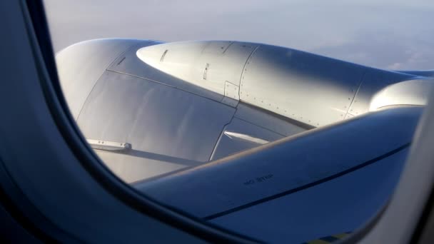 Ala de avión sobre nubes — Vídeos de Stock