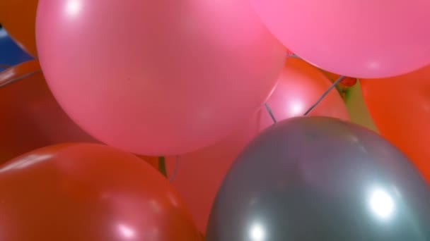 Joyeux anniversaire ballons colorés 