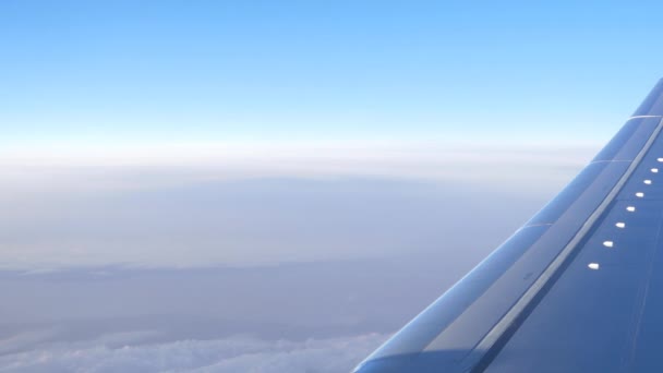 Vliegtuig vleugel met zonsondergang en wolken — Stockvideo