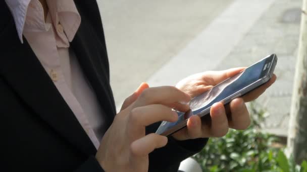 Mujer de negocios usando teléfono móvil — Vídeos de Stock