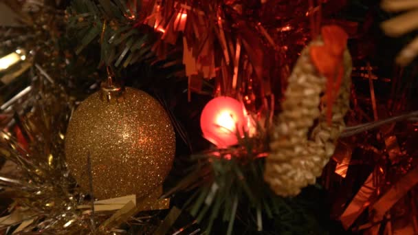 Kerstboom en bal — Stockvideo