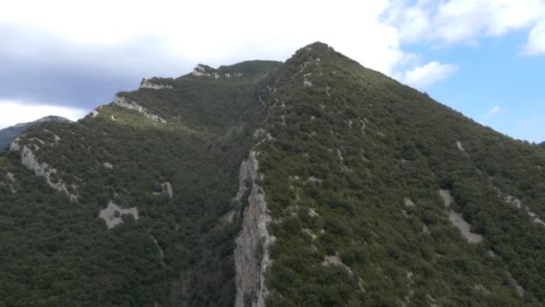 Berglandschap met groene vallei — Stockvideo