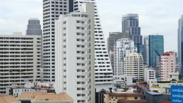 City Skyline kanssa pilvenpiirtäjiä Bangkokissa — kuvapankkivideo