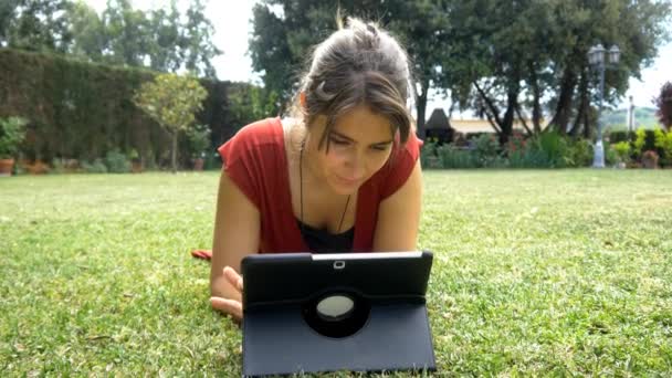 Mujer usando tableta digital — Vídeo de stock