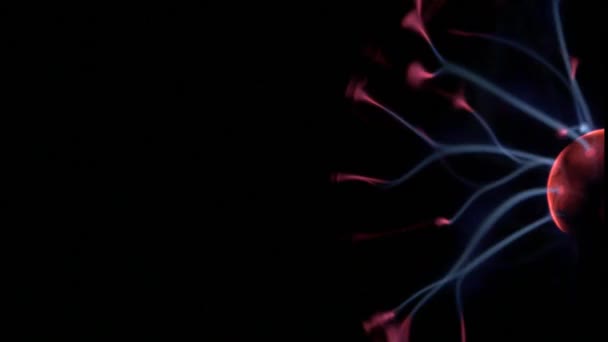 Éclairage boule plasma sur fond noir — Video