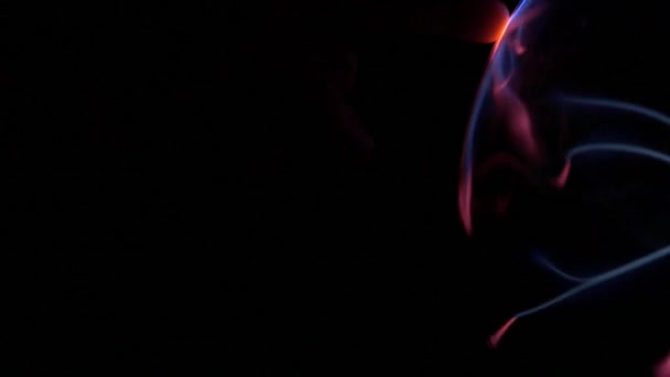 Éclairage boule plasma sur fond noir — Video