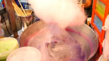 Adam pamuk şeker hazırlama