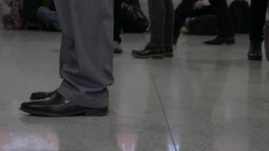 Commuters çalışmak için yürüyüş bacaklar