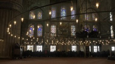 Mavi camide dua insanlar