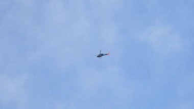 Barcelona sokaklarında izlerken polis