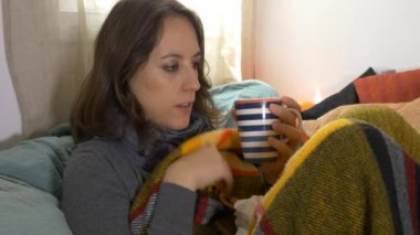 Hasta kadın öksürüyor.