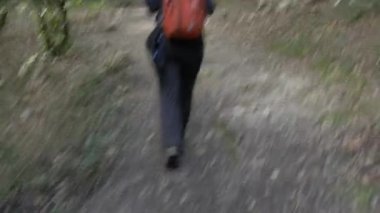 Yürüyüşçüler dağ izinde