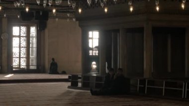 Mavi camide dua insanlar