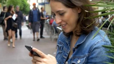 Kadın cep telefonundan mesaj atıyor