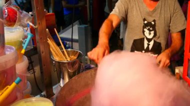 Adam pamuk şeker hazırlama