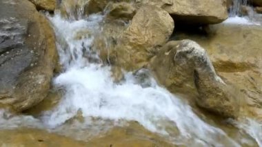 dağ nehir ve şelale