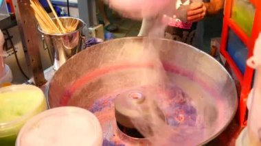 Adam pamuk şeker hazırlama