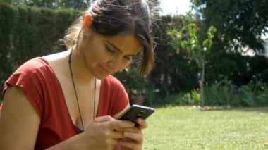  Cep telefonu kullanan kadın