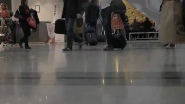 Commuters çalışmak için yürüyüş bacaklar