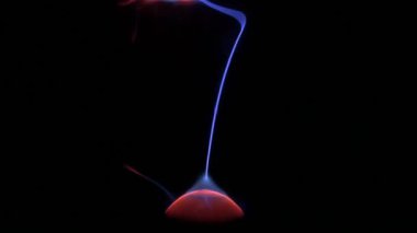 Plazma topu aydınlatma siyah arka plan üzerine