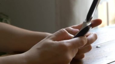  Cep telefonu kullanan kadın