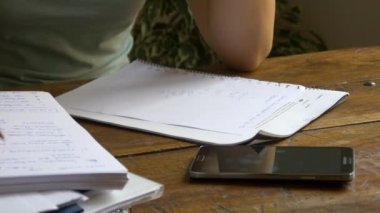 Faturalar için endişelenen kadın