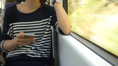 kadın ile smartphone tren