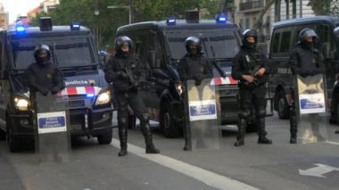 Barcelona sokaklarında izlerken polis