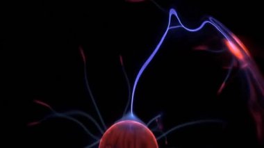 Plazma topu aydınlatma siyah arka plan üzerine