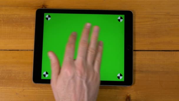 Ruka dělá gesta na digitálním tabletu — Stock video