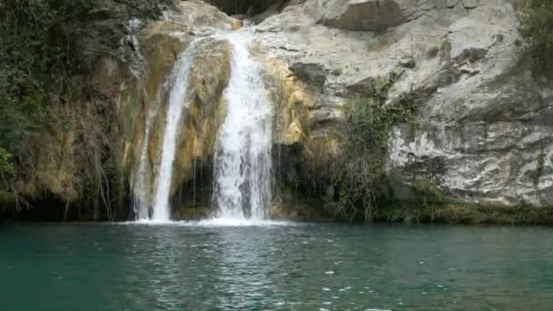 Río de montaña y cascada — Vídeos de Stock