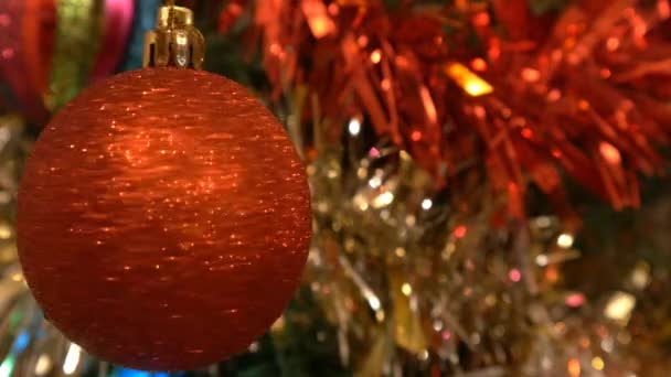 Rode mousserende Kerstmis bal — Stockvideo