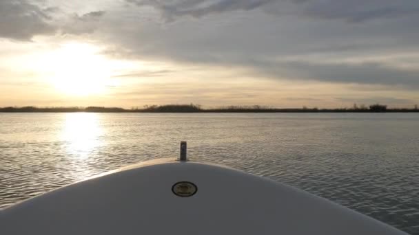 Boot drijvend op de golven — Stockvideo