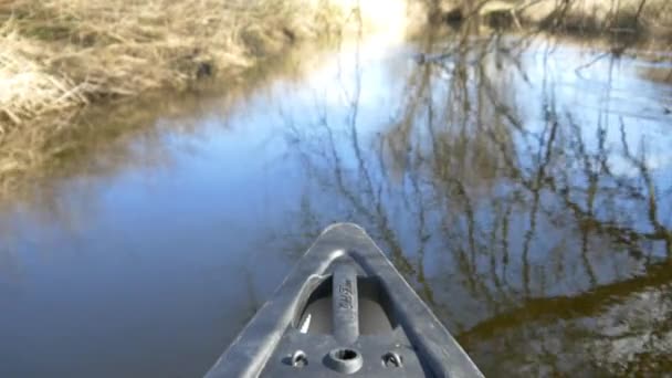 Річкова подорож на човні через спокійну воду — стокове відео