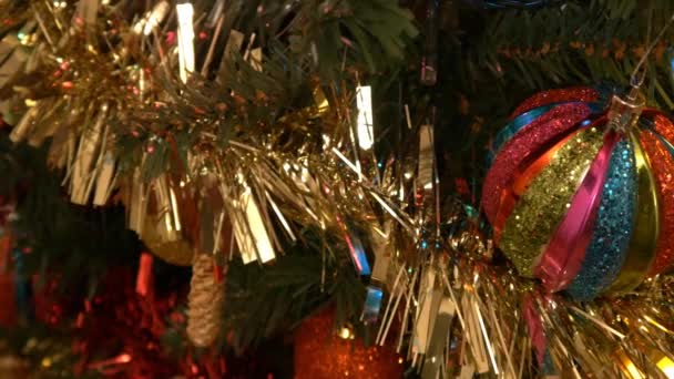 Kerstboom en ballen — Stockvideo