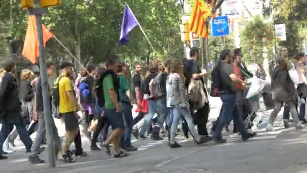 Protest crowd on Barcelona street — Stock Video