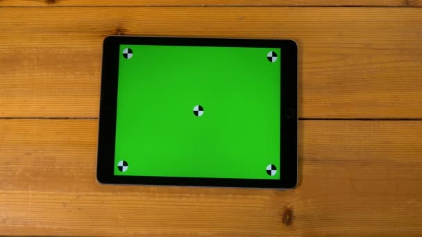 Hand gebaren op digitale tablet doen — Stockvideo