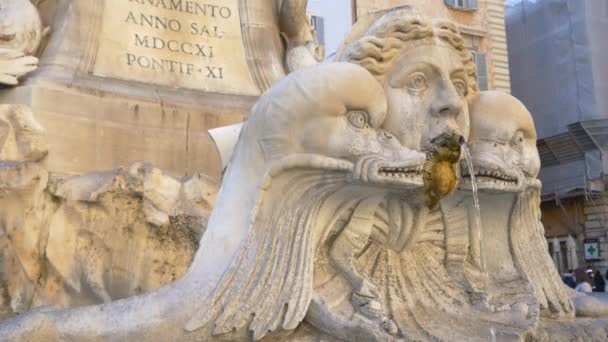 Fontaine de marbre sculpture à Rome — Video